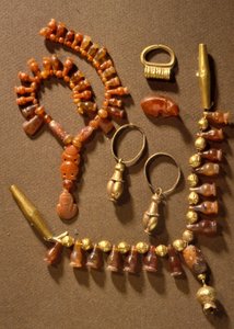 Smykker, kanaanæiske, fra Deir al-Balah, Gaza, ca. 1300-tallet f.Kr. (guld og ædelsten)