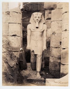 En statue af Ramses i Luxor - fotografi af Zangali-brødrene, slutningen af det 19. århundrede