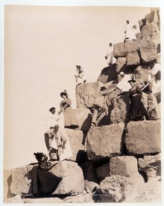 Bestigning af en pyramide af turister - fotografering af Zangali-brødrene, slutningen af det 19. århundrede