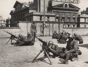 Luftangrebsforsvarsmonoeuvre i Rom under Anden Verdenskrig. (s/h foto) af Bruni Bruni