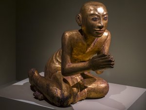 Munk knæler i bøn. Burma