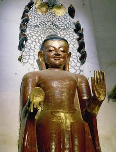 Statue af en stående Buddha