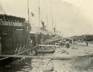 Ved kajen, 10. juni, spansk-amerikansk krig, 1898, 1899. af Burr McIntosh