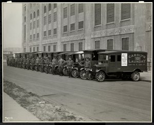 En række leveringsbiler parkeret uden for Carolyn Laundry på 111 East 128th Street, East Harlem, New York, 1929 (sølvgelatineprint) af Byron Company
