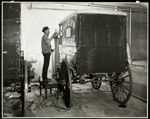 En mand spraymaler en vogn fra Carolyn Laundry på 111 East 128th Street, East Harlem, New York, 1929 (sølvgelatineprint) af Byron Company