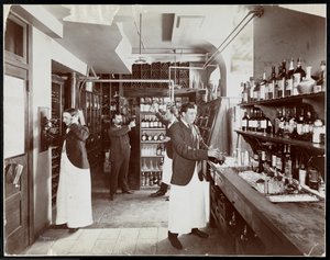 Et spisekammer på Hotel Manhattan, 1902 (sølv gelatinetryk)
