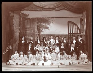 En scene fra en amatøropsætning af et stykke med titlen Angelina, The Orphaned Heiress, opført på Barnard College, New York (sølvgelatineprint)