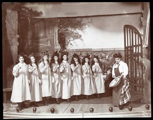 En scene fra en amatørproduktion af et teaterstykke med titlen Angelina, The Orphaned Heiress præsenteret på Barnard College, New York (sølv gelatinetryk)