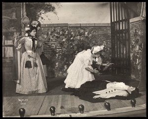 En scene fra en amatørproduktion af et teaterstykke med titlen Angelina, The Orphaned Heiress præsenteret på Barnard College, New York (sølv gelatinetryk)