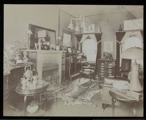En stue i dramatikeren Henry Martyn Blossoms hjem på 23 East 30th Street, New York, 1908 (sølvgelatineprint) af Byron Company