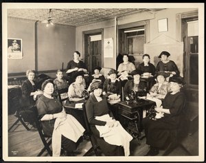 En sycirkel for kvinder på 115 East 101st Street, East Harlem, New York, 1920 (sølv gelatinetryk)