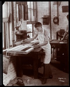 En ung mand, der arbejder på Harrington Piano Co. fabrikken, 1907 (sølv gelatinetryk)