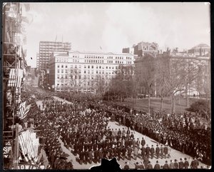 Luftfoto af mænd, der marcherer i den republikanske guldstandardparade på Broadway ved City Hall Park, New York, 1898 (sølvgelatineprint)