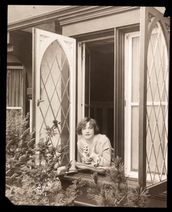 Anne Murdock at Home, ca. 1915 (sølv gelatinetryk) af Byron Company