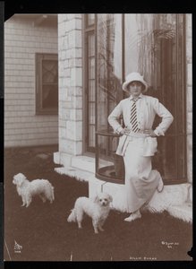 Billie Burke og to hunde i Burkeleigh Crest, hendes hus i Hastingson, New York, 1912 (sølv gelatinetryk) af Byron Company