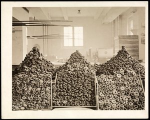 Beholdere med donuts til Frelsens Hær på Hotel Commodore, 1919 (sølv gelatinetryk) af Byron Company