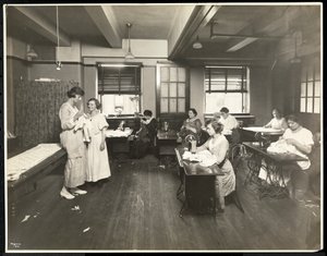 Blinde unge kvinder og en lærer, der syr i et klasseværelse hos New York Association for the Blind, 111 East 59th Street, New York, 1921 (sølv gelatinetryk)