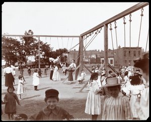 Børn gynger på Hudson Bank Gymnasium and Playground, 53rd Street og 11th Avenue, New York, 1898 (sølv gelatinetryk)