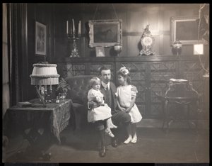 Clarence Mackay med sine børn i biblioteket i Harbor Hill, i Roslyn, Long Island, ca. 1905 (sølv gelatinetryk)
