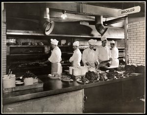Kokker ved slagtekyllingen i køkkenet på Hotel Commodore, 1919 (sølv gelatinetryk)