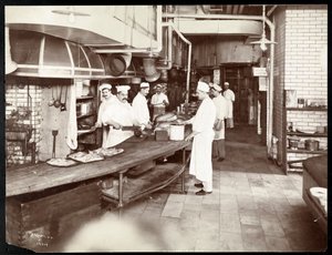 Kokke arbejder i køkkenet på Waldorf Astoria Hotel på 34th Street og 5th Avenue, New York, 1903 eller 1904 (sølv gelatinetryk)
