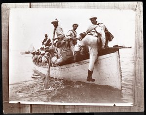Kopifotografi af et tidligere foto af Naval Reserves på Fishers Island, New York med en gruppe sømænd i en robåd, 1898 (sølv gelatinetryk)