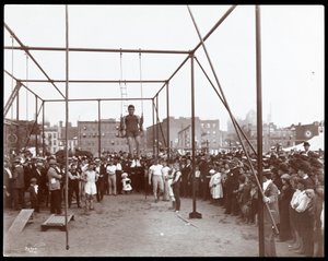 Publikum ser på en gymnast på Hudson Bank Gymnasium and Playground, 53rd Street og 11th Avenue, New York, 1898 (sølv gelatinetryk)