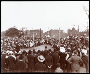 Publikum ser på en polevolutter på Hudson Bank Gymnasium and Playground, 53rd Street og 11th Avenue, New York, 1898 (sølv gelatinetryk)