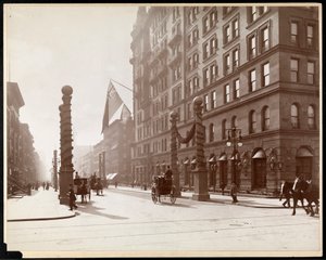 Dekorationer til Dewey Parade på Waldorf Astoria Hotel, 33rd Street og 5th Avenue, New York, 1899 (sølv gelatinetryk) af Byron Company