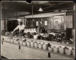Udstilling af koldt kød i køkkenet på Commodore Hotel, 1919 (sølv gelatinetryk)