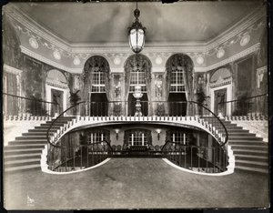Dobbelt trappe på Ritz-Carlton Hotel, 1913 (sølv gelatinetryk) af Byron Company