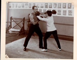 Edna Wallace Hopper poserede i en boksering med Jack Cooper på hans gymnastiksal på Broadway og 37th Street, New York, 1899 (sølv gelatinetryk)