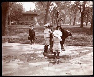 Fem børn leger og drikker ved springvandet på Madison Square, New York, 1901 (sølv gelatinetryk)