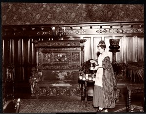 Gæster, der tager te på Hotel Marie Antoinette, 1895 eller 1896 (sølv gelatinetryk)