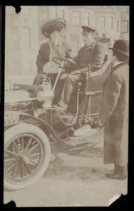Hattie Williams siddende med chauffør i en af New York Citys første biler, New York, 1890-1910 (sølv gelatinetryk) af Byron Company