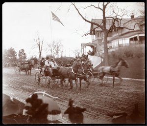 Hestetrukne vogne på Riverside Drive foran Claremont Inn, New York, ca. 1895 (sølv gelatinetryk) af Byron Company