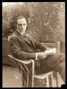 Howard Estabrook i en have, 1915-16 (sølv gelatinetryk)