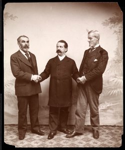 Arbejderlederne Samuel Gompers, John Burns og Holmes, 1893-4 (sølvgelatineprint)
