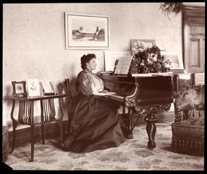 Madame Frances Saville at Home, 1895 (sølv gelatinetryk)