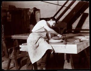 Mand arbejder i Hardman, Peck und Co. klaverfabrik, New York, 1907 (sølvgelatineprint)