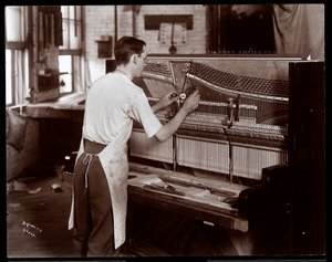 Mand, der arbejder i Hardman, Peck und Co. klaverfabrikken, New York, 1907 (sølv gelatinetryk)
