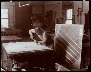 Mand arbejder i Hardman, Peck und Co. klaverfabrik, New York, 1907 (sølvgelatineprint) af Byron Company