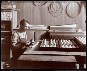 Mand arbejder i Hardman, Peck und Co. klaverfabrik, New York, 1907 (sølvgelatineprint)