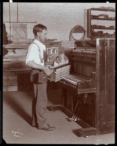 Mand, der arbejder i Hardman, Peck und Co. klaverfabrikken, New York, 1907 (sølv gelatinetryk)