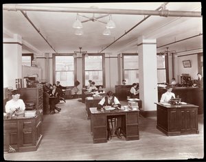 Mænd og kvinder i et åbent kontor i Parke, Davis und Co., kemikere, Hudson und Vestry Streets, New York, 1910 (sølv gelatinetryk)