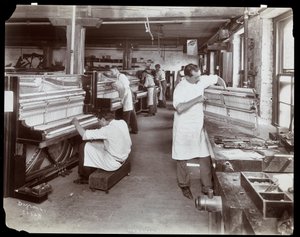 Mænd, der arbejder i Hardman, Peck und Co. klaverfabrikken, New York, 1907 (sølv gelatinetryk)
