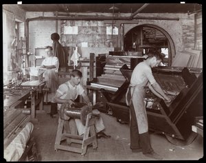 Mænd, der arbejder i Hardman, Peck und Co. klaverfabrikken, New York, 1907 (sølv gelatinetryk)