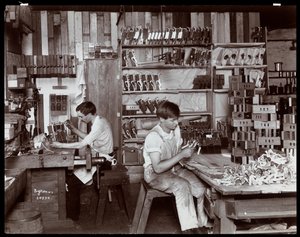 Mænd, der arbejder i Hardman, Peck und Co. klaverfabrikken, New York, 1907 (sølv gelatinetryk)