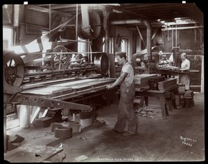 Mænd, der arbejder i Hardman, Peck und Co. klaverfabrikken, New York, 1907 (sølv gelatinetryk)