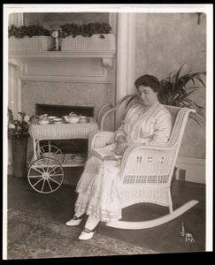 Mrs. Howard sad med en bog i en gyngestol i sit hjem på 200, 5th Avenue, New York, 1915-6 (sølv gelatinetryk)